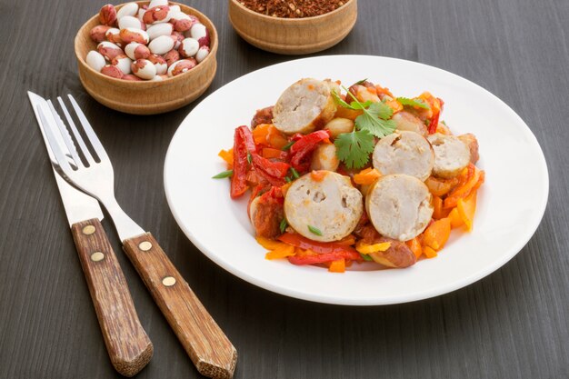 Frijoles guisados con verduras y salchichas