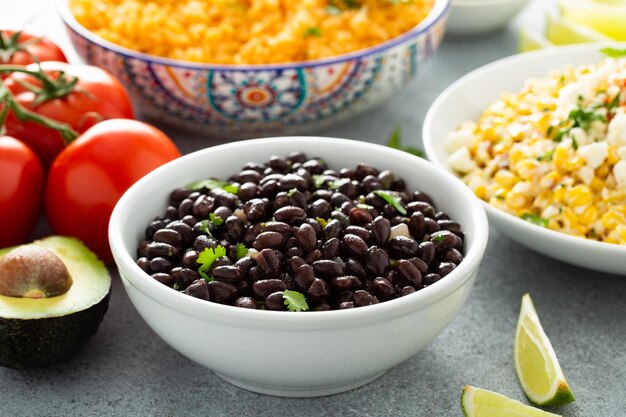 Foto frijoles horneados con cebolla y cilantro