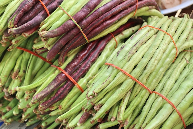 Frijoles largos en el mercado