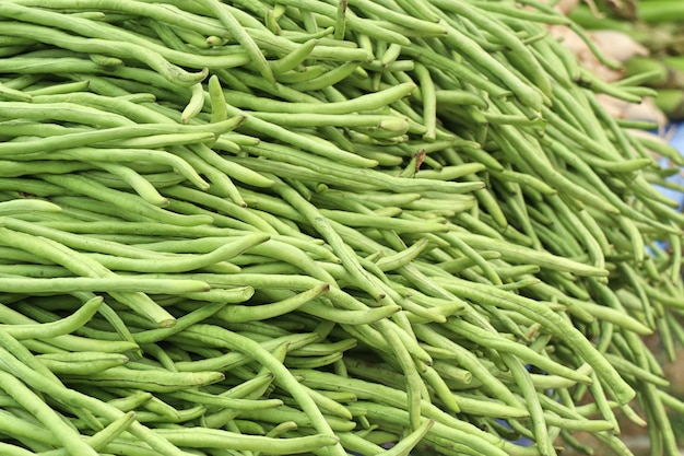 Frijoles largos en el mercado