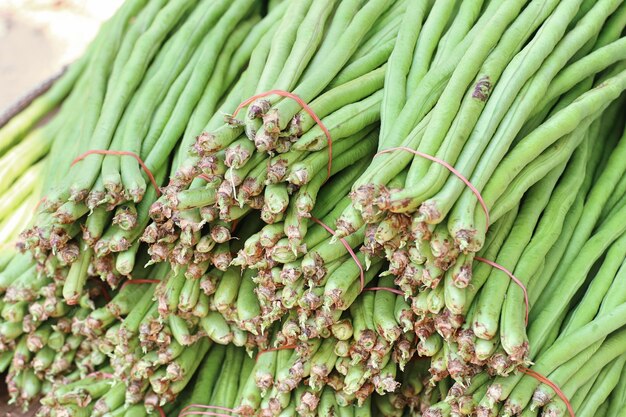 Frijoles largos en el mercado