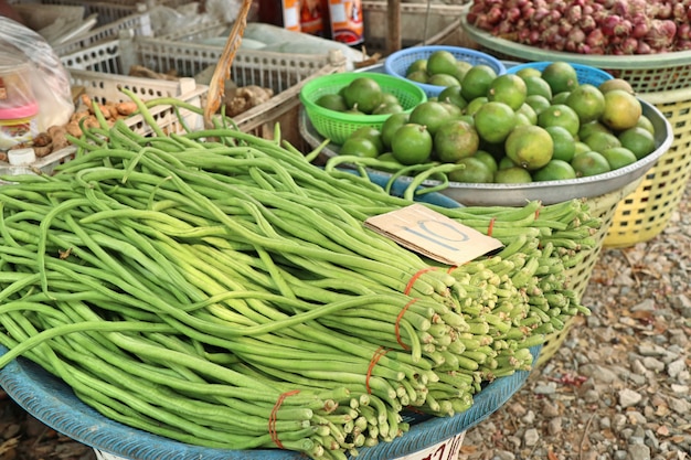 Frijoles largos en el mercado