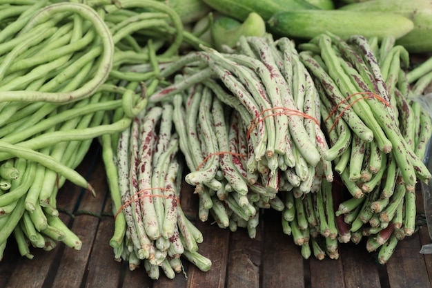 Frijoles largos en el mercado