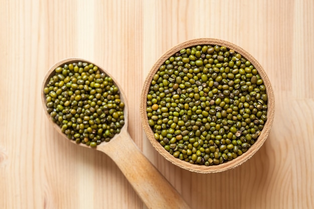 Frijoles mungo en mesa de madera