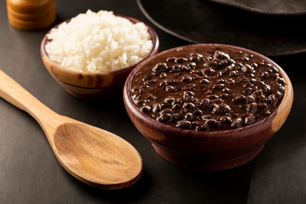 Frijoles negros y arroz en cuenco de madera