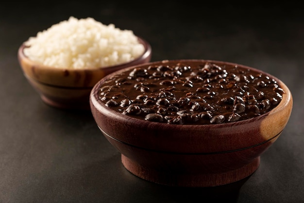 Frijoles negros y arroz en cuenco de madera