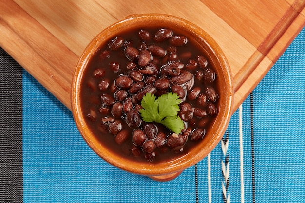 Frijoles negros mexicanos servidos en plato de barro comida mexicana