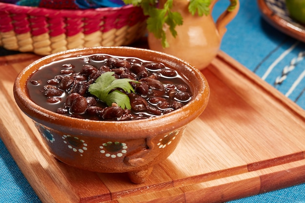 Frijoles negros mexicanos servidos en plato de barro comida mexicana