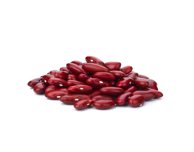 Frijoles rojos aislados en blanco