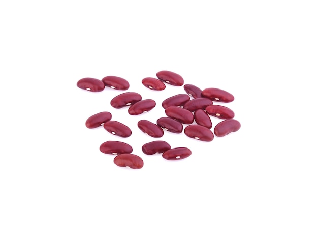 Frijoles rojos aislados en blanco