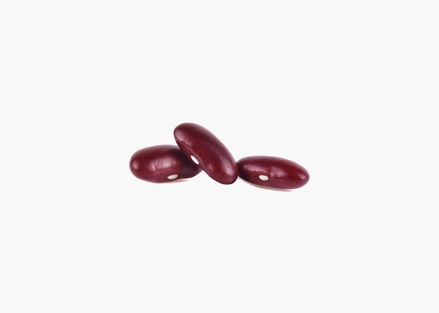 Frijoles rojos aislados sobre fondo blanco