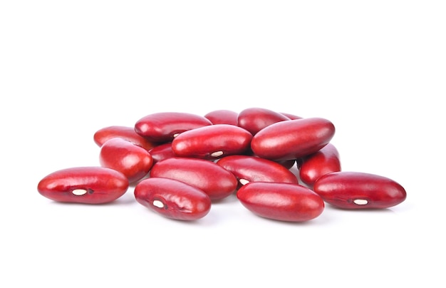 Frijoles rojos aislados sobre fondo blanco