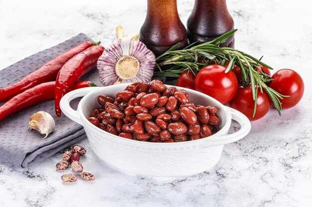 Foto frijoles rojos enlatados en el tazón