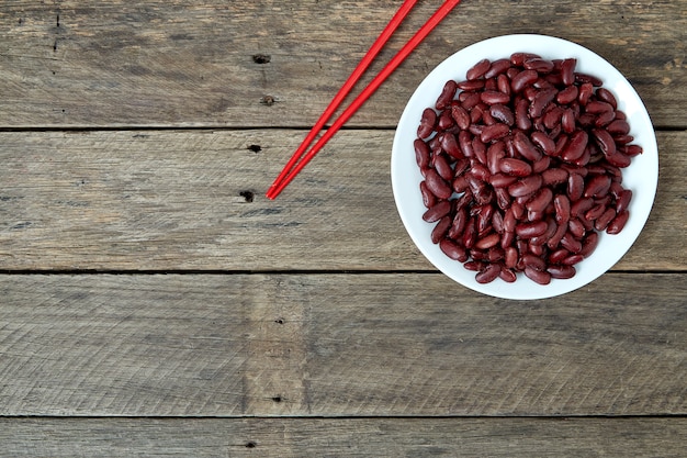 Frijoles rojos enlatados en un tazón