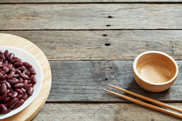 Frijoles rojos enlatados en un tazón