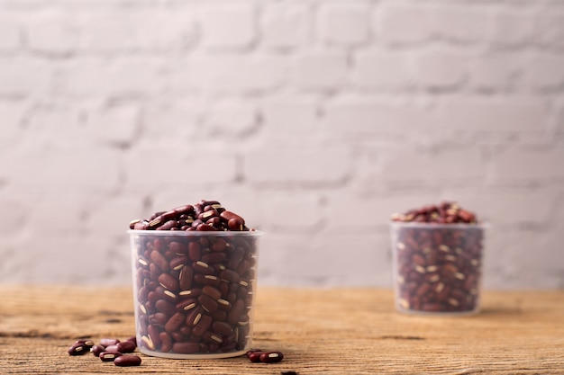 Foto frijoles rojos en la mesa de madera.