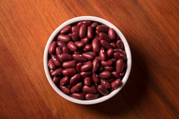 frijoles rojos en la mesa de madera