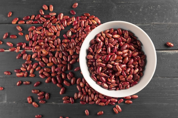 Frijoles rojos en mesa de madera