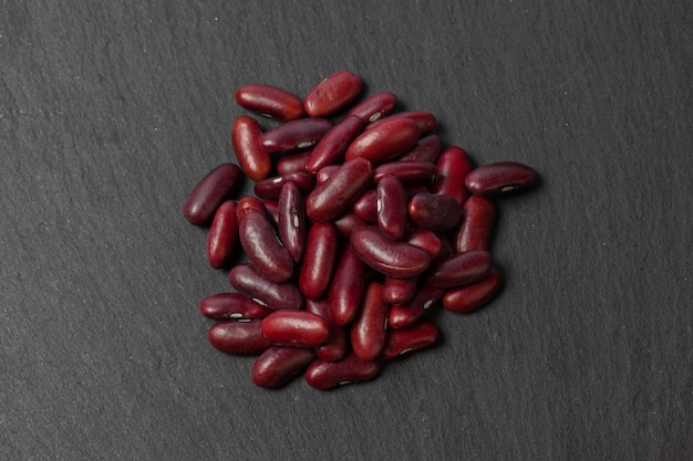 Frijoles rojos en la mesa negra