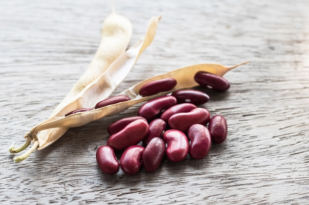 Frijoles rojos sobre fondo de madera