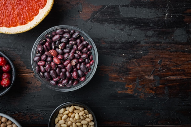 Frijoles rojos en un tazón con ingredientes saludables