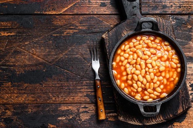 Frijoles en salsa de tomate en una sartén