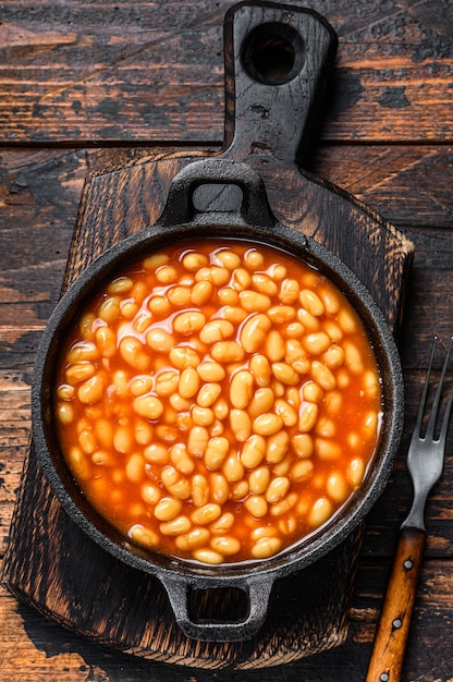 Frijoles en salsa de tomate en una sartén.