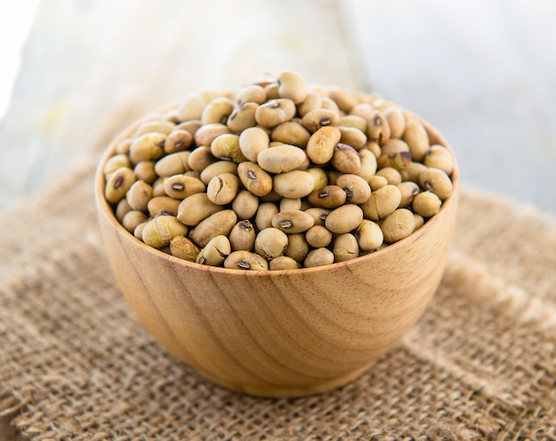 Frijoles de soya en un tazón de madera