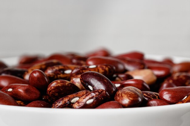 Frijoles en un tazón sobre la mesa, de cerca.