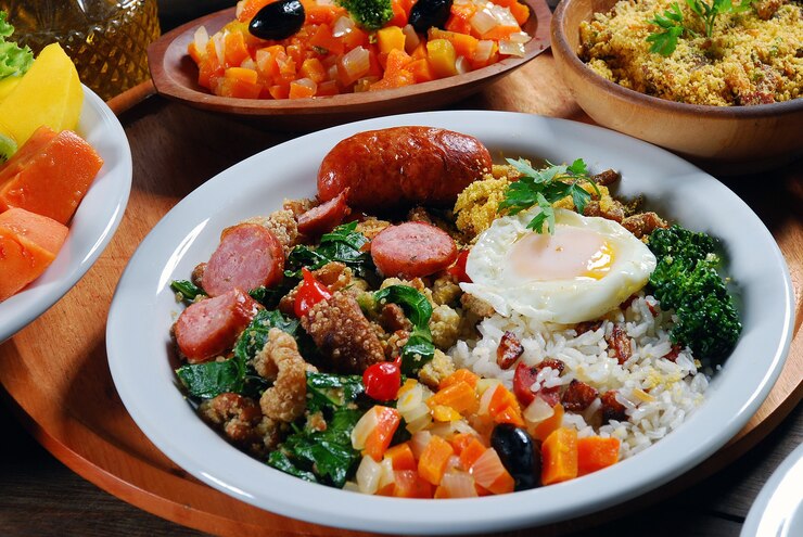 Foto frijoles tropeiro con arroz salchicha y huevo frito