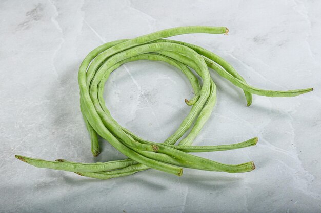 Frijoles verdes de espárragos crudos para cocinar