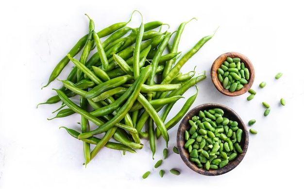 Frijoles verdes frescos aislados sobre un fondo blanco