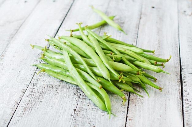 Frijoles verdes sobre un fondo de madera