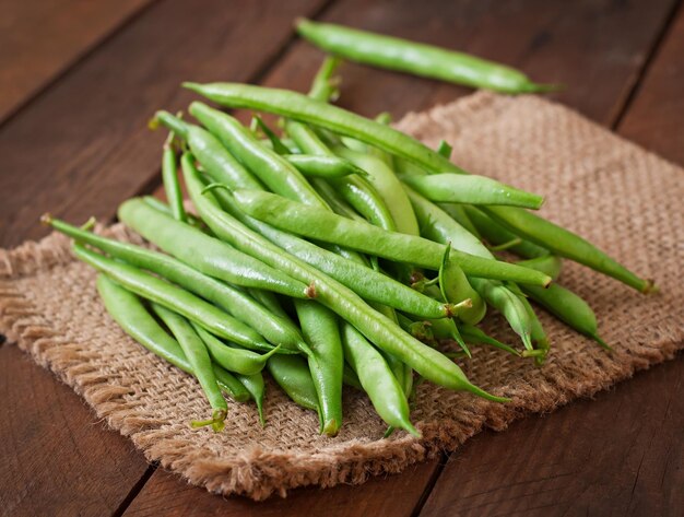 Frijoles verdes sobre un fondo de madera