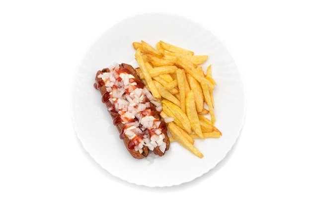 Frikadel con ketchup, mayonesa con cebollas picadas, un tentempié holandés de comida rápida llamado frikadel especial