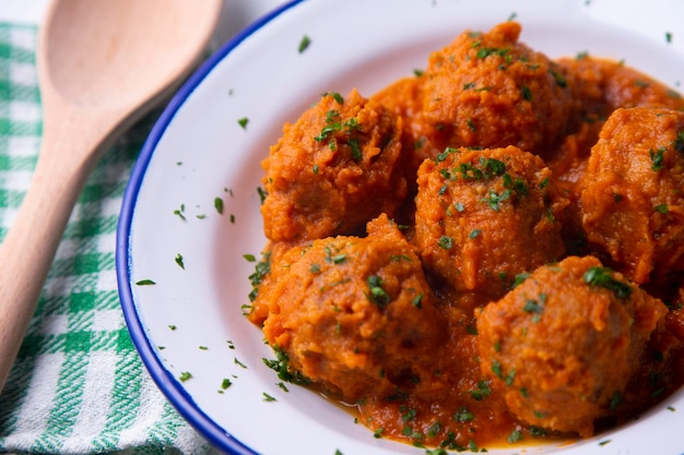 Frikadellen mit Tomatensauce und Gemüse. Traditionelle spanische Tapas.