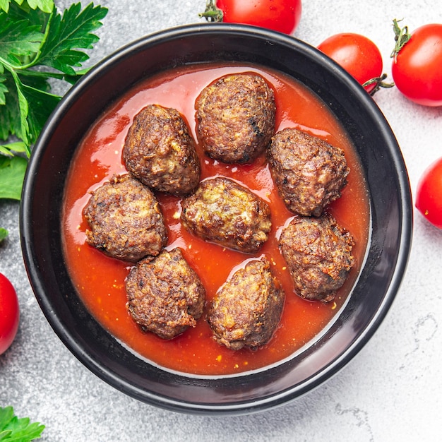 Frikadellen Tomatensauce Fleisch Rindfleisch Kalbfleisch Schweinefleisch Lamm frische Mahlzeit Lebensmittel Diät Snack auf dem Tisch kopieren