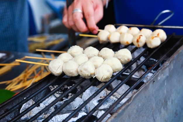 Frikadellen Würstchen braten Frikadellen Spieße