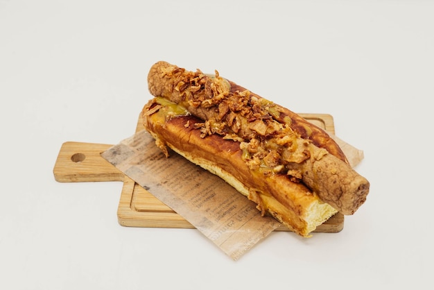 Frikandel mit Muffinbrot und Röstzwiebeln.