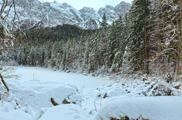 El Frillensee congelado es uno de los lados pequeños del lago Eibsee directamente debajo del Zugspitze. Baviera, Alemania.