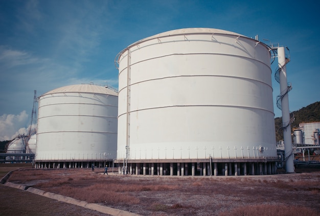 Frío de tanques blancos que contienen gas combustible propano