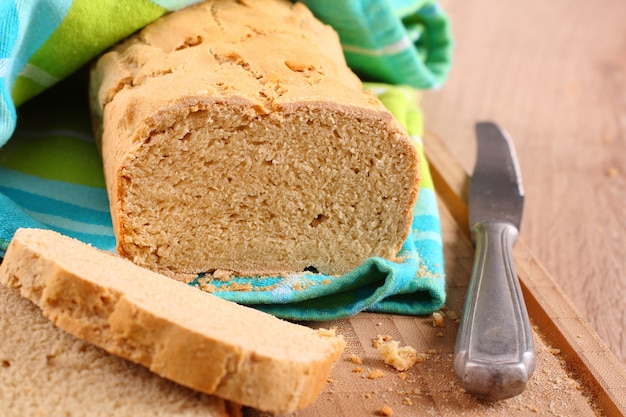 Frisch aus dem Ofen glutenfreies Brot auf einem Schneidebrett