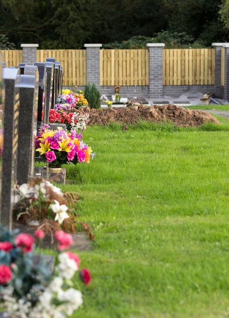 Frisch ausgehobenes Grab auf dem Friedhof