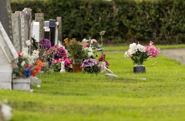 Frisch ausgehobenes Grab auf dem Friedhof