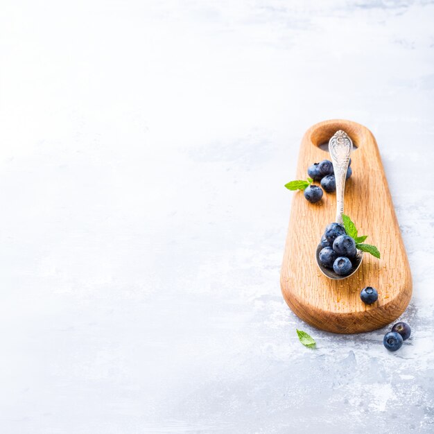 Frisch ausgewählte blaubeeren im weinleselöffel