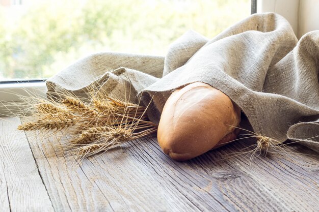 Frisch baguettes gebackenes brot und weizenspitzen