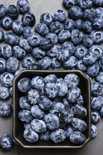 Frisch Blaubeeren auf dunkler Wand