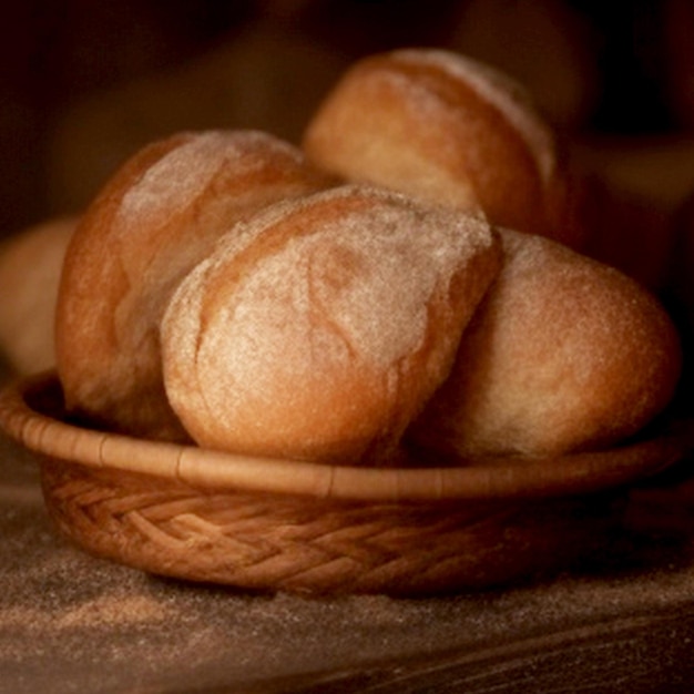 Frisch gebackene Brötchen in einem Weidenkorb, verschwommener Hintergrund