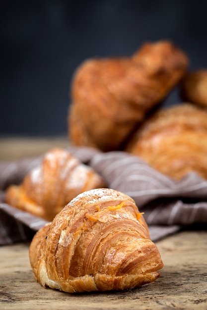 Frisch gebackene Brötchen mit Mandeln. Croissants und Brioches