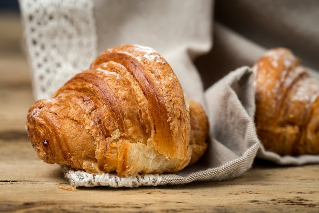 Frisch gebackene Brötchen mit Mandeln. Croissants und Brioches